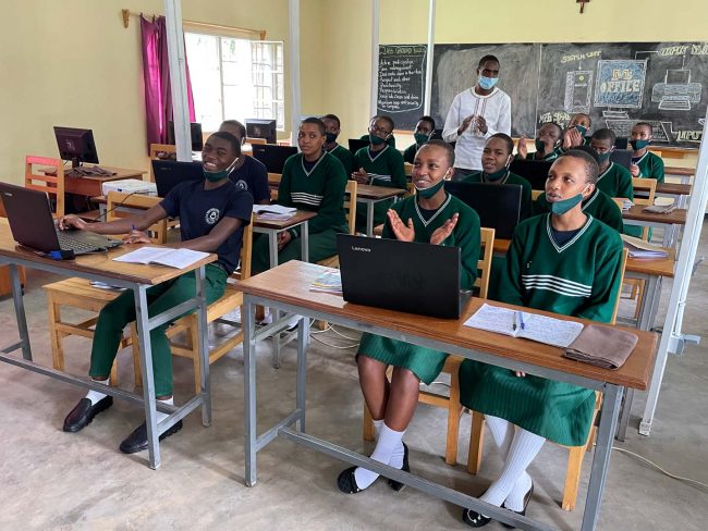 actec-news-la-belguique-solidaire-clase-informatica